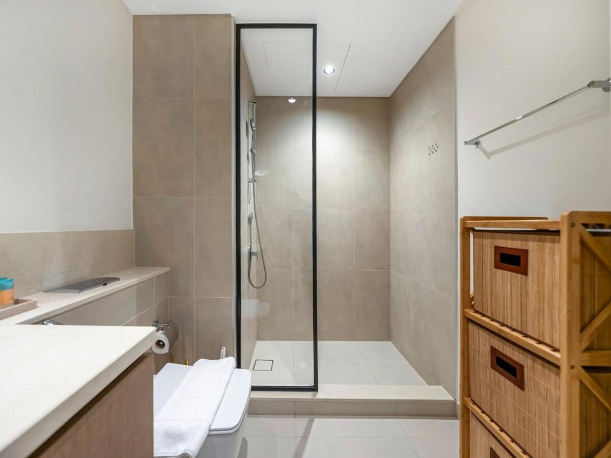 Modern High Rise 2br With Burj Khalifa Views, Steps From Opera And Near Mall Apartment